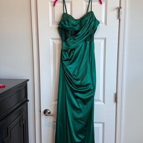 Cinderella Divine Emerald Gown
Straps have been added,can be easily removed. - Picture 2 of 7